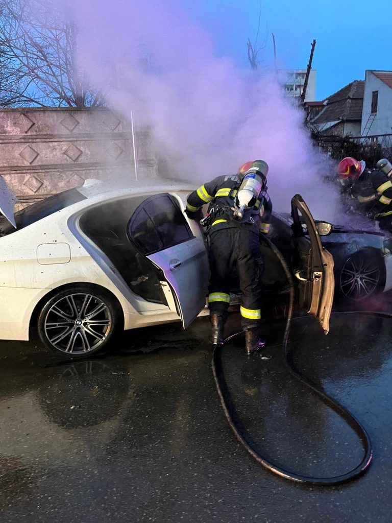 Incendiu in Rogerius Masina cuprinsa de flacari