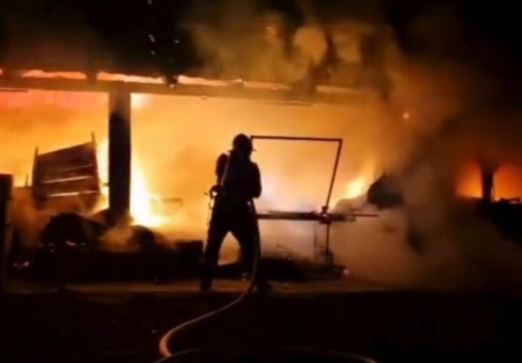 Incendiu electric violent la o gospodarie din Cusuius