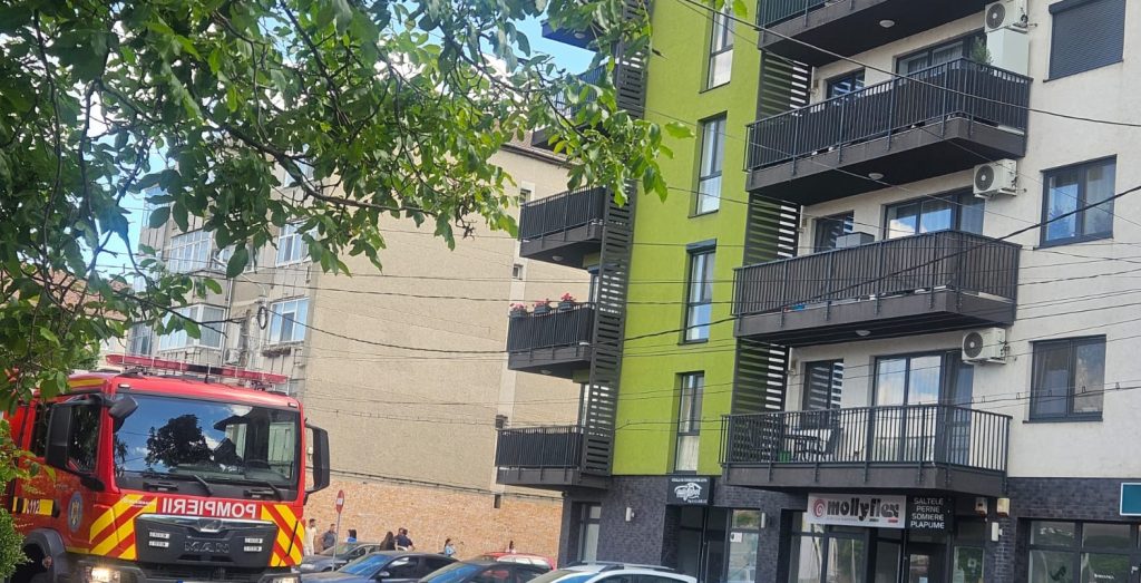 Incendiu la un bloc din Oradea 14 persoane evacuate