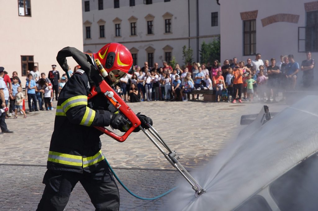 Pompierii bihoreni sarbatorec copiii in mai multe locuri