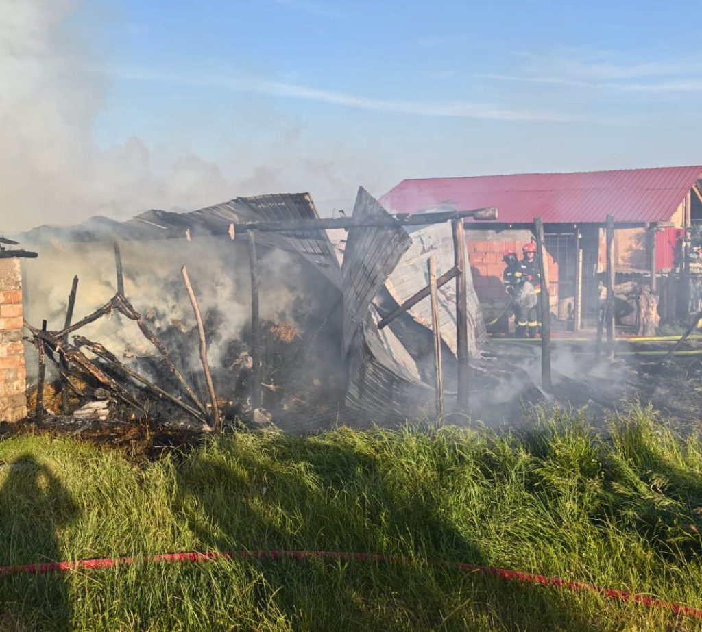 Incendiu la un depozit de furaje in Taut