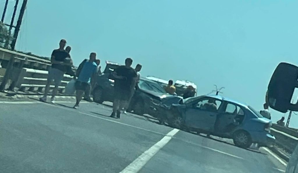 Trafic restrictionat pe DN19 in Bihor Accident intre doua masini lang Tmeu