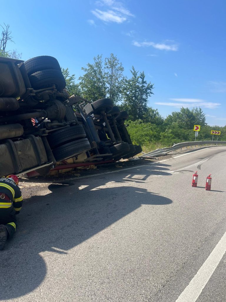 Autocisterna cu formaldehida rasturnata pe DN76 Bihor Arad