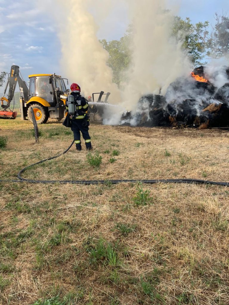 Incendiu violent la un depozit de furaje din Pocioveliste