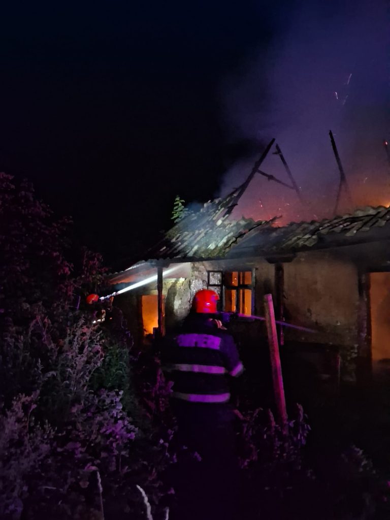 Casa arsa la Otomani un barbat intoxicati cu fum