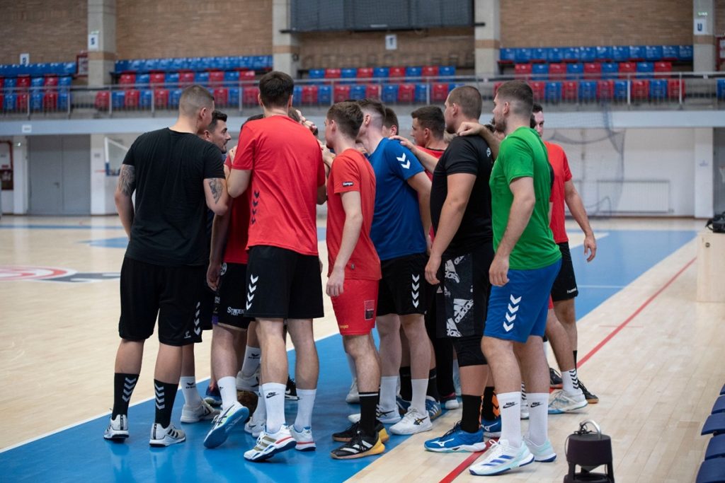 Handbalistii CSM Oradea au reluat antrenamentele
