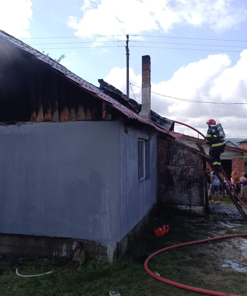 Pericol mare la Alesd trei case salvate de incendiu