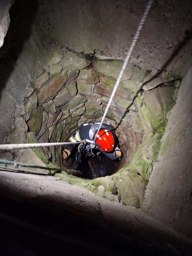 Salvare la 7 metri pompierii ajuta o capra