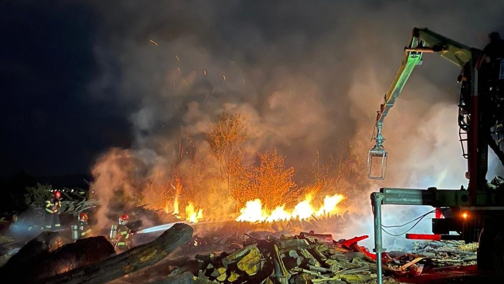 incendiu mare la un depozit de busteni din bihor